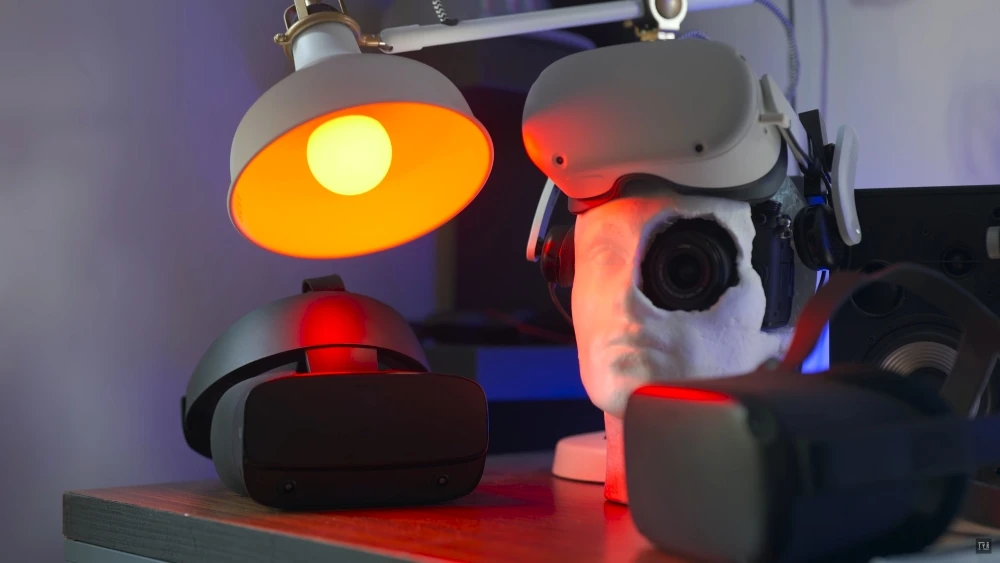 A comparison of the displays of the Oculus Quest 2, Rift, and Quest's