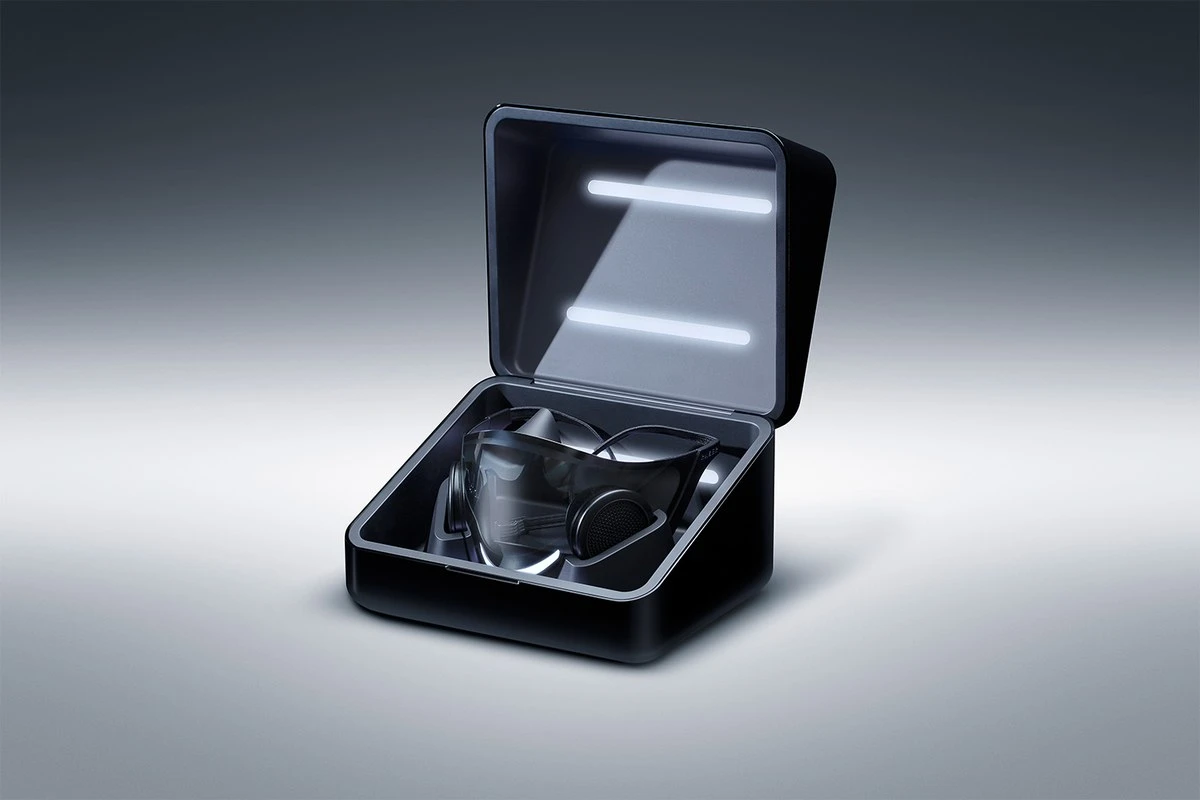 The mask comes with a wireless charging case