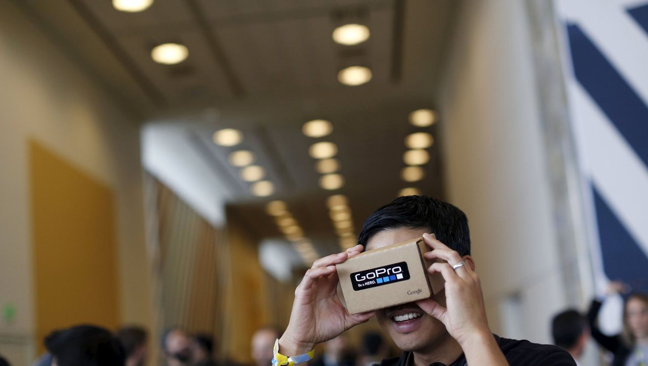 Google plans Smartphone-free VR glasses