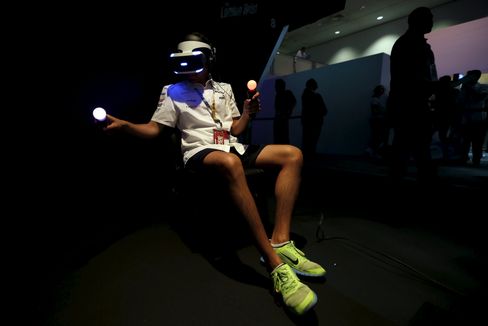 A player testing Project Morpheus: He's immersed in the game world, outsiders to see him wild with the controllers in the Hand waving