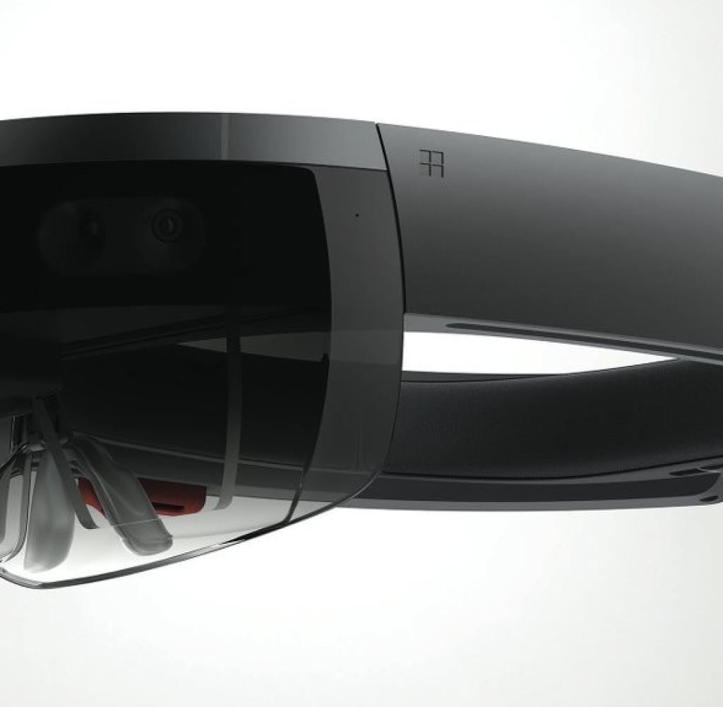 Microsoft HoloLens: HoloLens is a computer with 3D lenses and sensors that can generate holograms. The entire holo technology at HoloLens is in futuristic-looking glasses. If the user sets these up, he can freely place objects and rooms and handle them or move around in them. The operating system is 