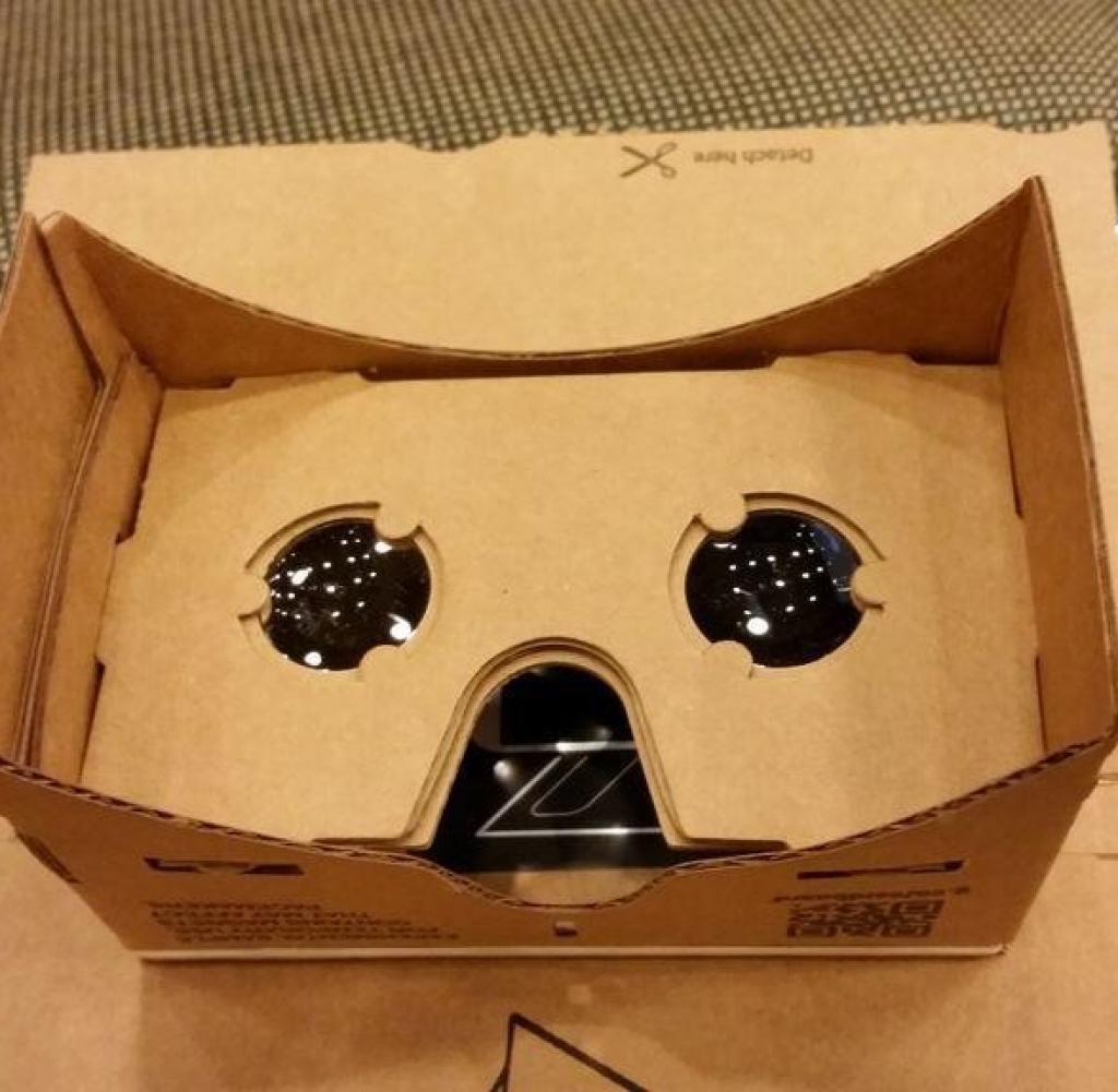 Google Cardboard: Nice gimmick from Google: The company gave every visitor of the developer conference Google I/O 2014 the so-called Google Cardboard. This is a VR headset made of cardboard, which the user folds himself. An Android smartphone serves as a display. The right app comes from the Play Store. In a tweet, editor-in-chief Axel Telzerow shows how the cardboard glasses look finished.