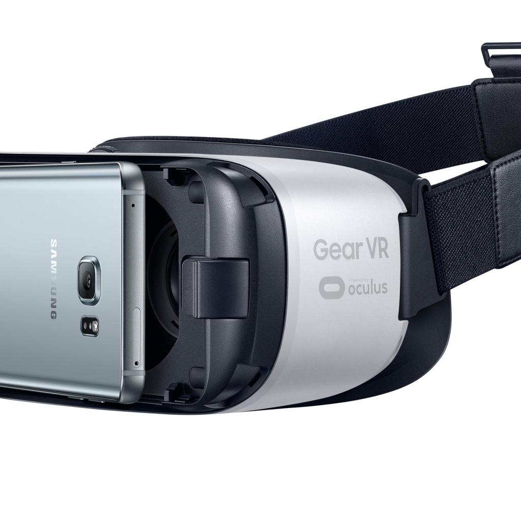 1st place: Samsung Gear VR The Gear VR scores with the Oculus operating menu. In addition, the installation is uncomplicated, the operation works precisely, the app variety grows. But the wearing comfort could be better, especially since it gets uncomfortably hot under the glasses in the long run. But only smartphones from Samsung's current S6 and S7 series fit into the frame. Used smartphone: Samsung Galaxy S7 Screen diagonal: 5.1 inches (12.9 centimeters) Display resolution: 2560 x 1440 pixels Test result: satisfactory (3,39) Price: 99 Euro More information on this topic can be found here computerbild.de.