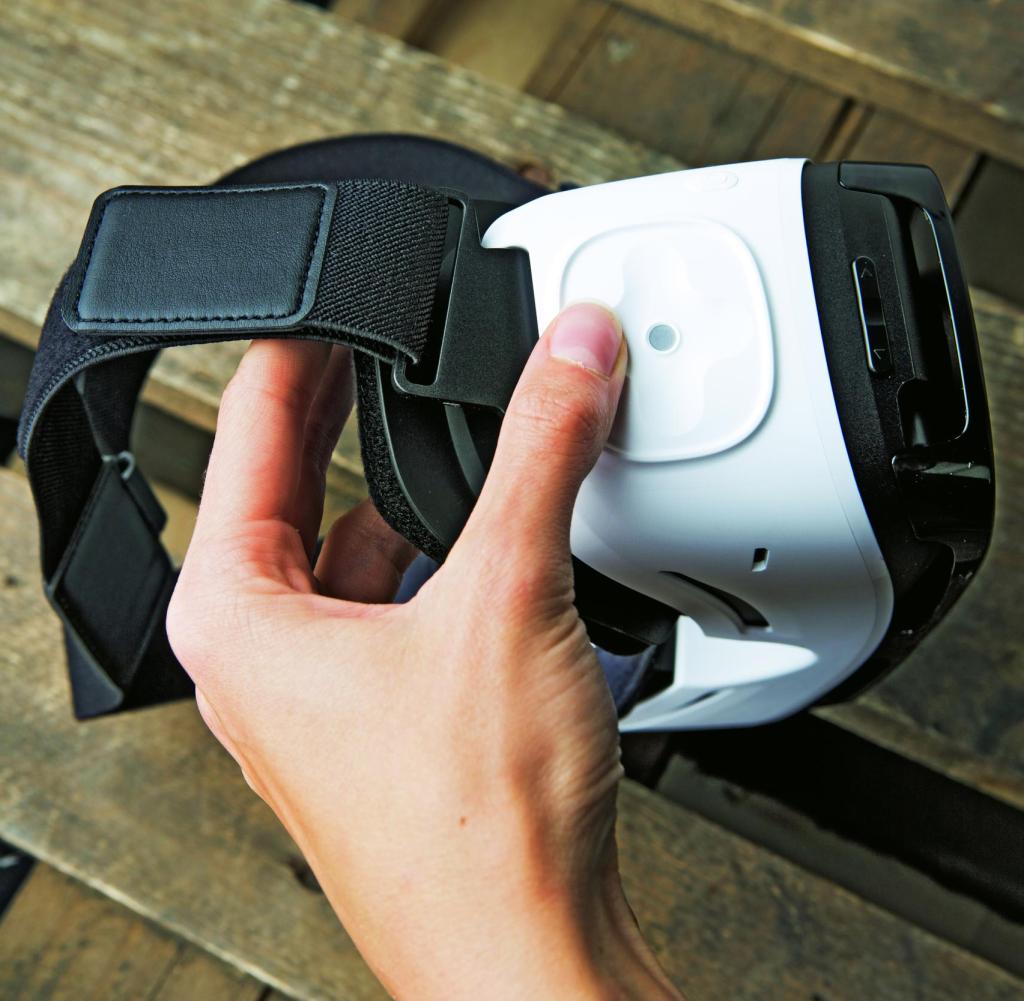 Use the touchpad to operate the Gear VR with swiping gestures. With the other glasses such a control element is missing, the mobile phone has to get out again and again. Since only a Bluetooth controller helps for simple games
