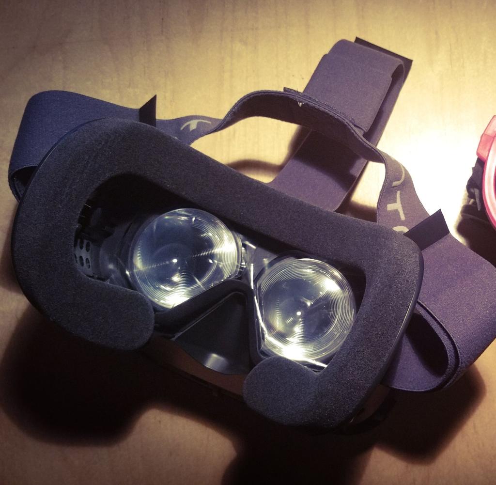 VR glasses as they look today (left) and the model from 1991 in comparison