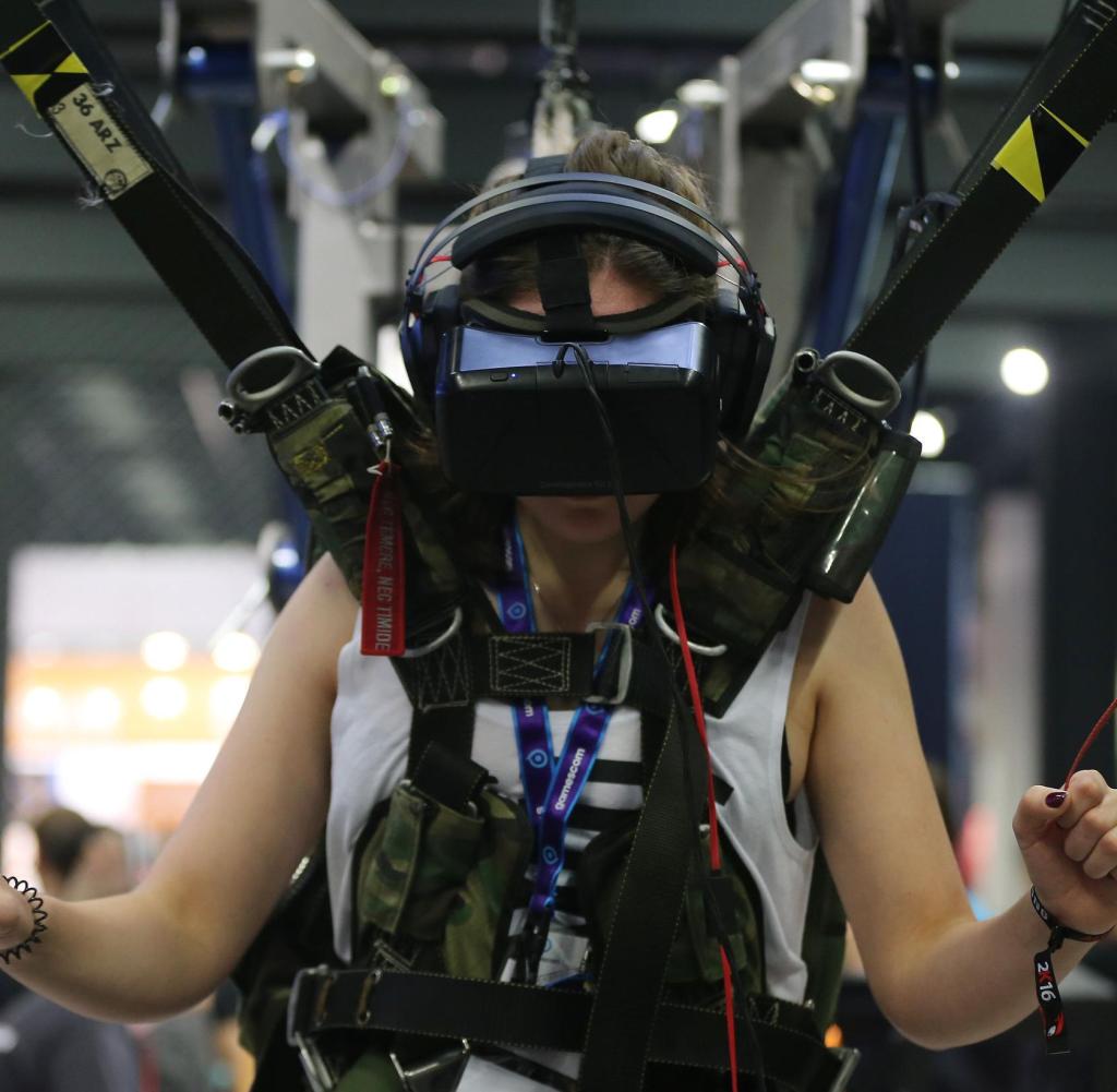 Marlene makes a virtual parachute jump with VR glasses (Virtual Reality glasses) on 18.08.2016 in Cologne (North Rhine-Westphalia) at the computer game fair Gamescom. The fair for computer games will take place from 17. -21.08.2016 in Cologne. Photo: Oliver Berg /dpa+ + + (c) dpa - Bildfunk + + +