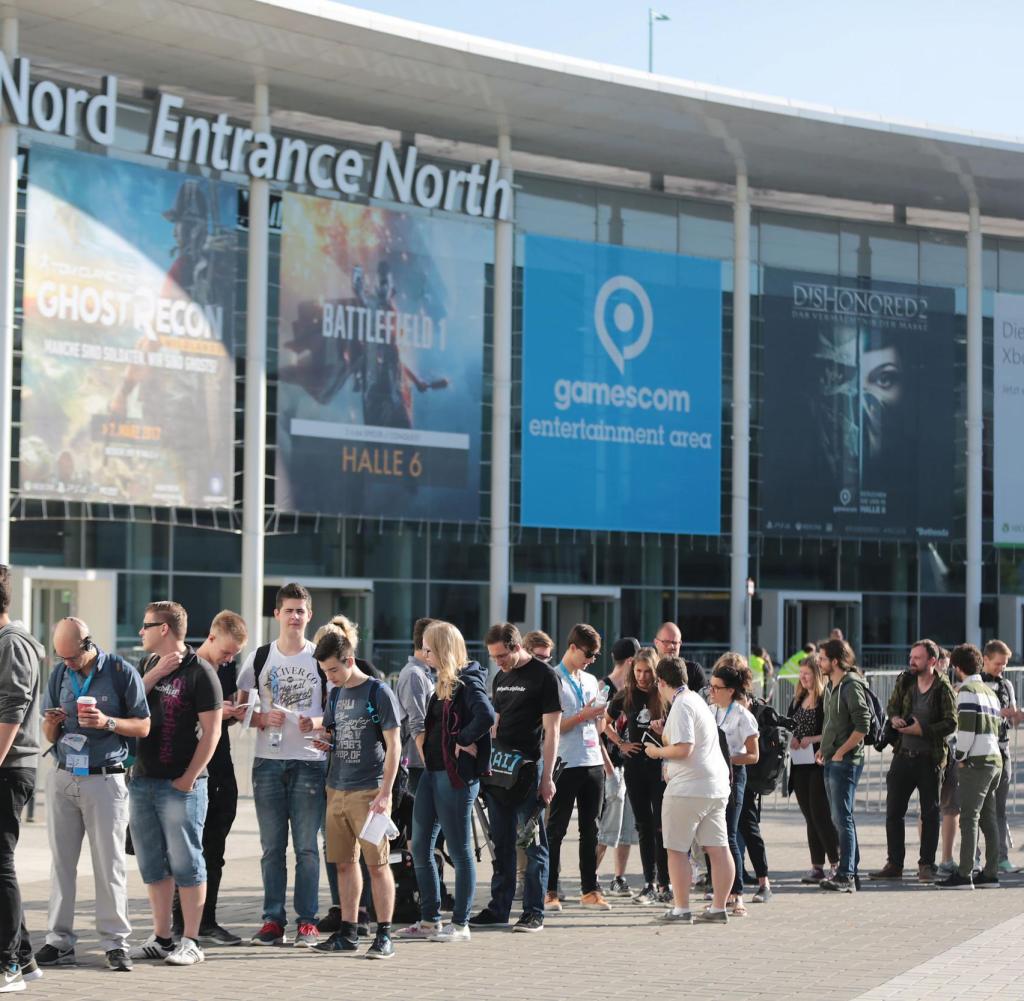 Trade visitors wait at the entrance of Gamescom on 17.08.2016 in Cologne (North Rhine-Westphalia). The fair for computer games will take place from 17 to 21 August 2016 in Cologne. Photo: Oliver Berg /dpa+ + + (c) dpa - Bildfunk + + +