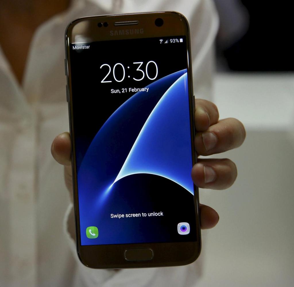 The new Samsung smartphones S7 (r.) and S7 Edge
