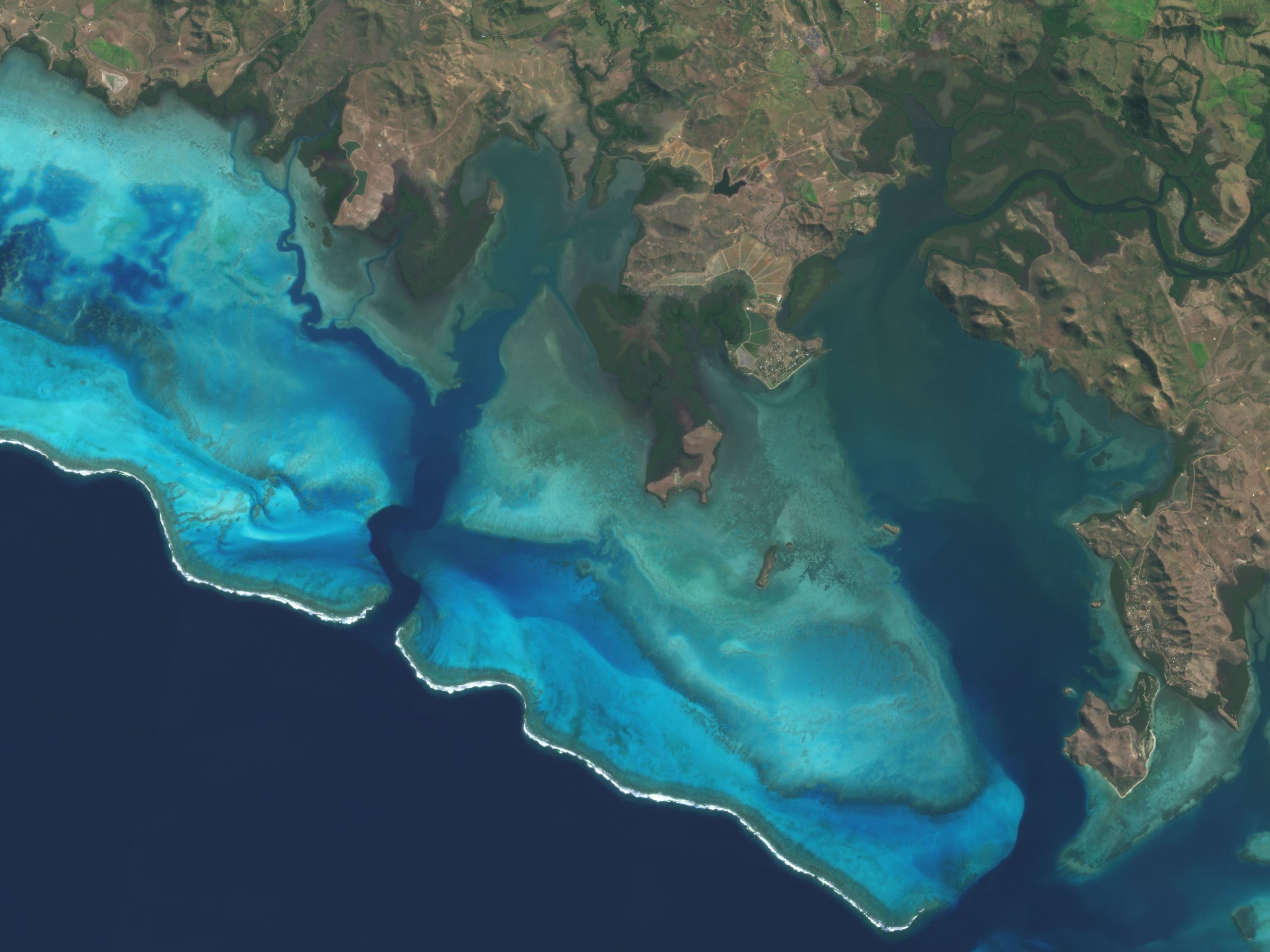 Eine Aufnahme eines Dove-Satelliten von der West-Küste Neukaledoniens. Sie ist Teil des Projektes Allen Coral Atlas zur Riffbeobachtung 
