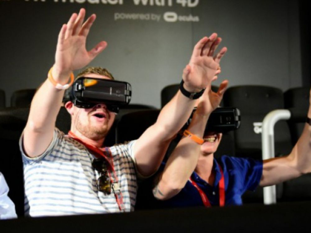 Des visiteurs du salon high-tech IFA de Berlin en lunettes virtuelles, le 2 septembre 2016