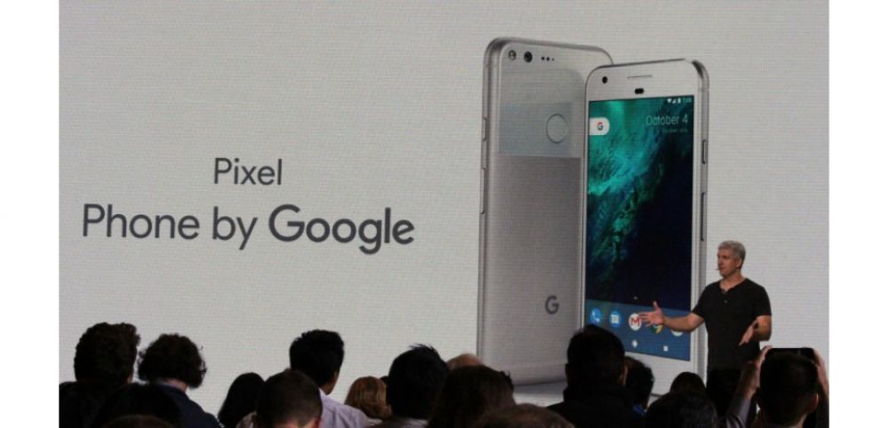 La présentation du smartphone Google "Pixel" par  Rick Osterloh le responsable de la branche smartphone du groupe à San Francisco en Californie, le 4 octobre 2016