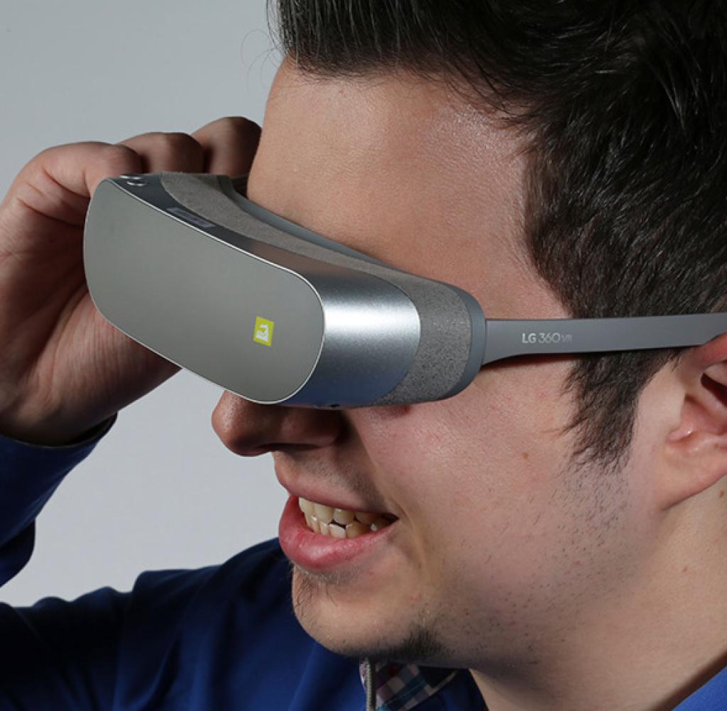 Ouch, that hurts when you look at it! The LG 360 VR sits anything but comfortably