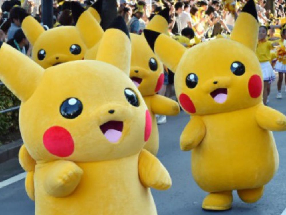 Des acteurs habillés comme Pikachu, le personnage de la série Pokemon d