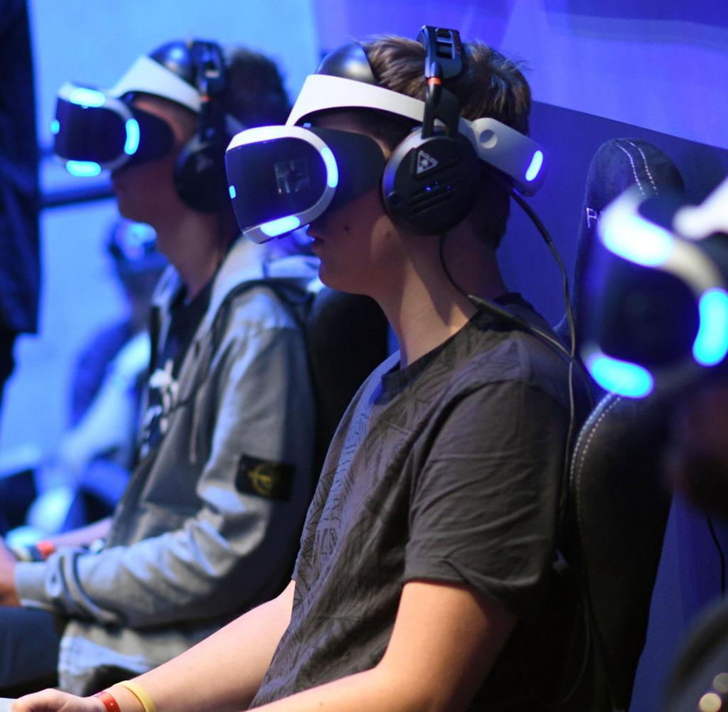 ARCHIVE - On the topic service report by Benedikt Wenck from July 16, 2020: Three players with Playstation VR glasses (230 euros), with which the PS4 can be upgraded. Photo: Henning Kaiser/dpa-tmn - Free of charge only for recipients of the dpa theme service +++ dpa theme service +++