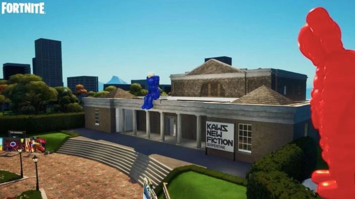 L'exposition Kaws&nbsp;: New fiction se visite en réalité virtuelle dans le jeu vidéo Fortnite, avec une reproduction de la Serpentine Gallery londonienne.