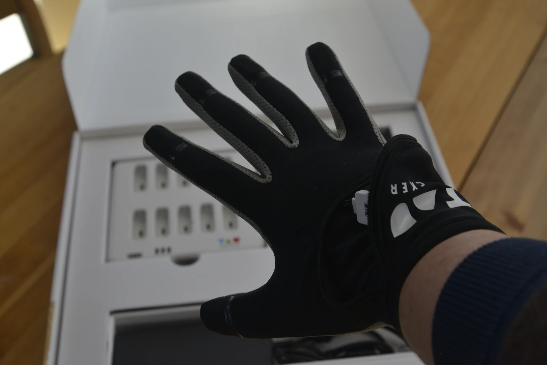 TAU Tracker Gloves (Russia)